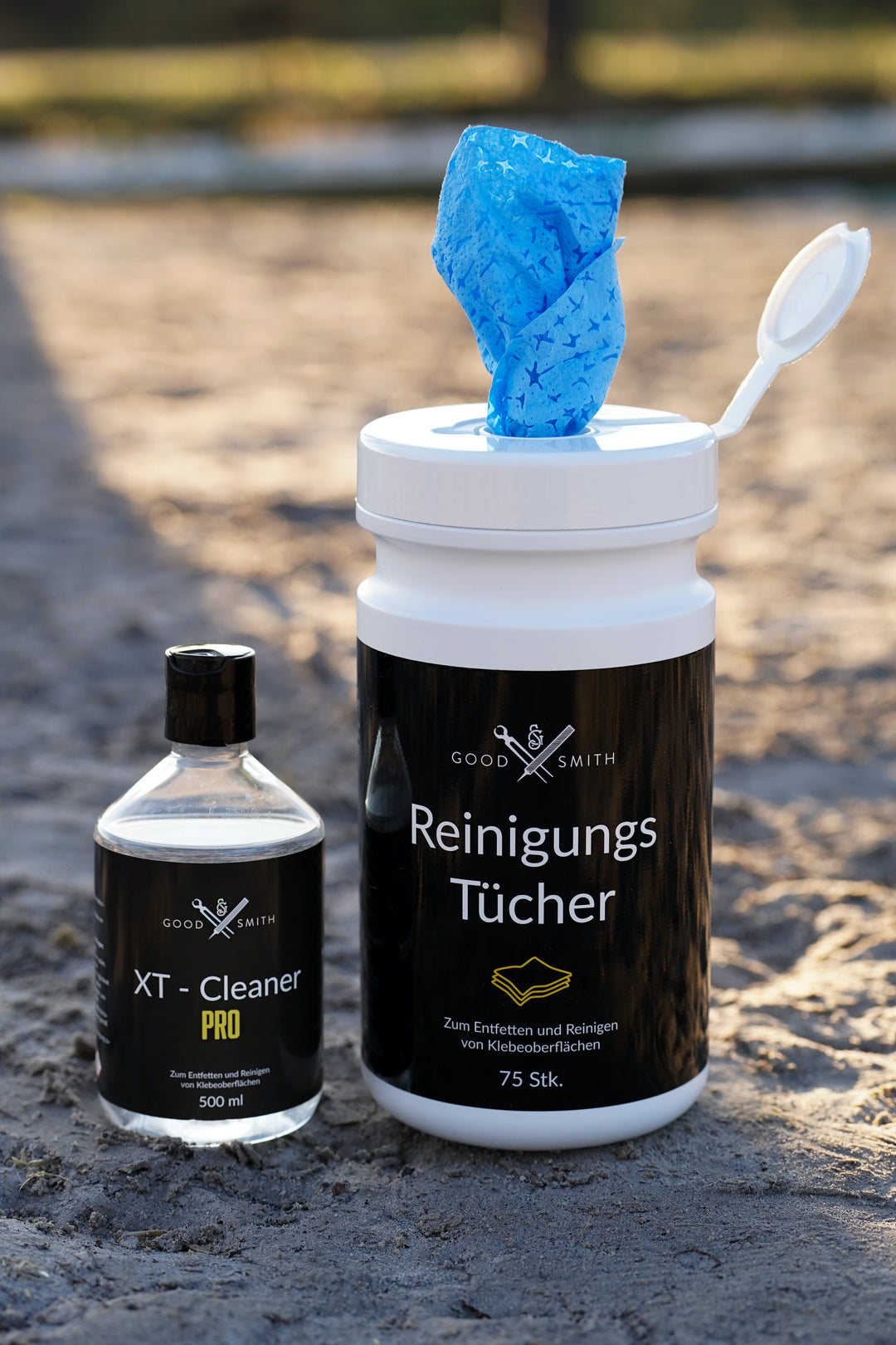 Verpackung mit blauen Reinigungstüchern und daneben den XT-Cleaner Pro zum Entfetten und Reinigen von Klebeoberflächen